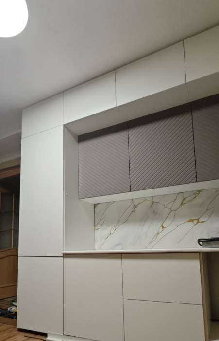 Фотография покупателя товара Кухонный гарнитур трёхуровневый в потолок «Урания», 3000 мм, цвет белый/коричневый софт - Фото 2