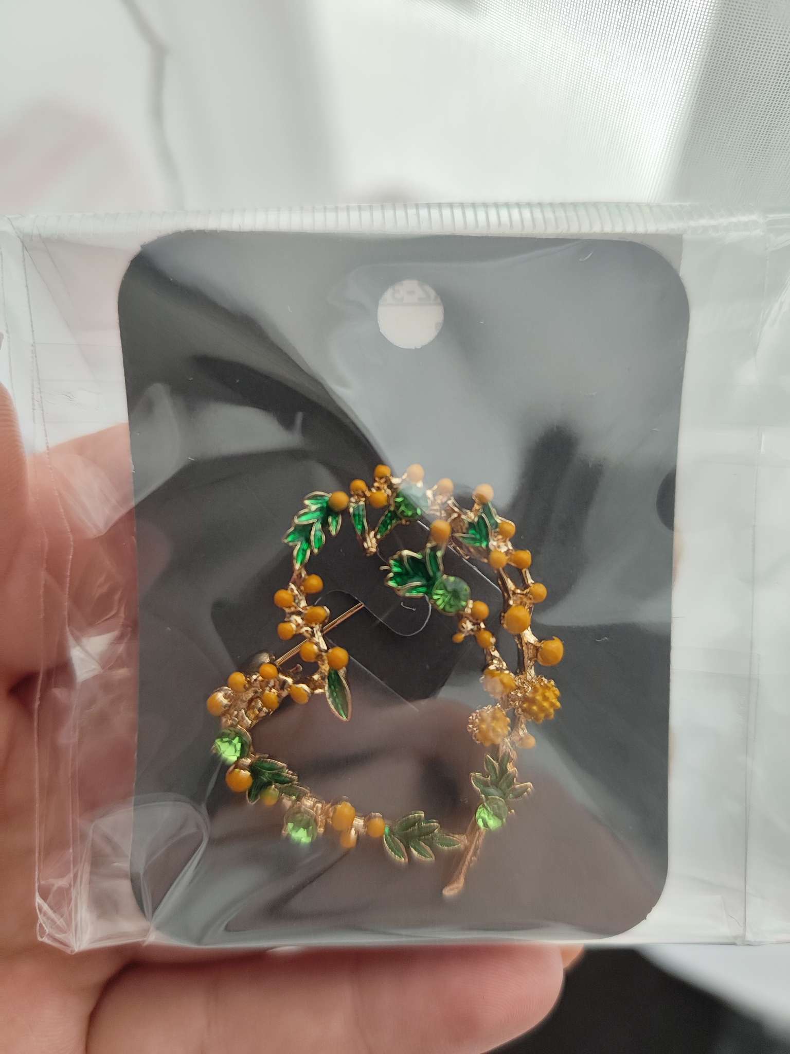 Фотография покупателя товара Брошь «Сердечко с брусникой», красный, зелёная в золоте - Фото 1