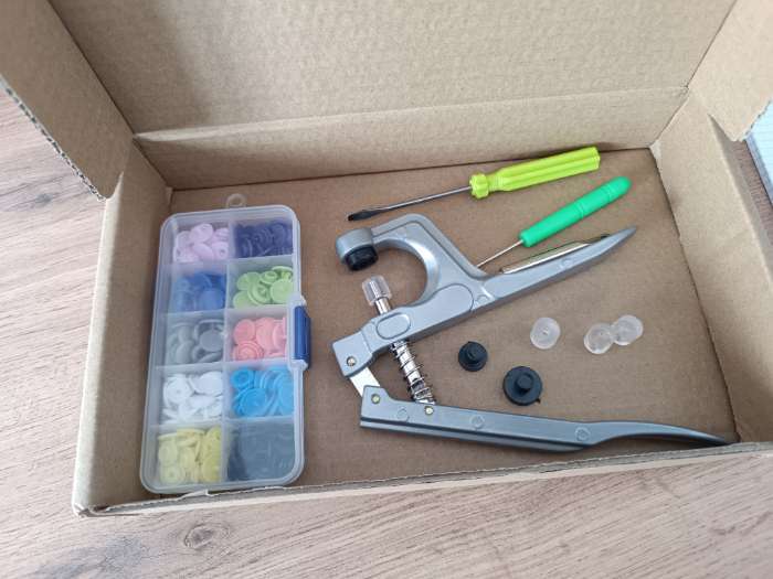 Фотография покупателя товара Набор для установки пластиковых кнопок: кнопки, d=12 мм, 50 шт., щипцы, шило, отвёртка, в органайзере - Фото 3