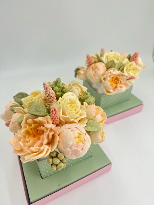 Фотография покупателя товара Коробка для цветов с вазой и пластиковыми окнами складная «Весенние цветы», 16×23×16 см - Фото 2