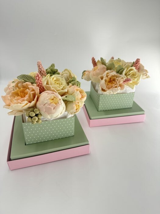 Фотография покупателя товара Коробка для цветов с вазой и пластиковыми окнами складная «Весенние цветы», 16×23×16 см - Фото 1