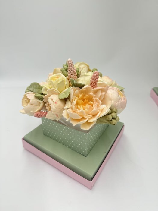 Фотография покупателя товара Коробка для цветов с вазой и пластиковыми окнами складная «Весенние цветы», 16×23×16 см - Фото 3