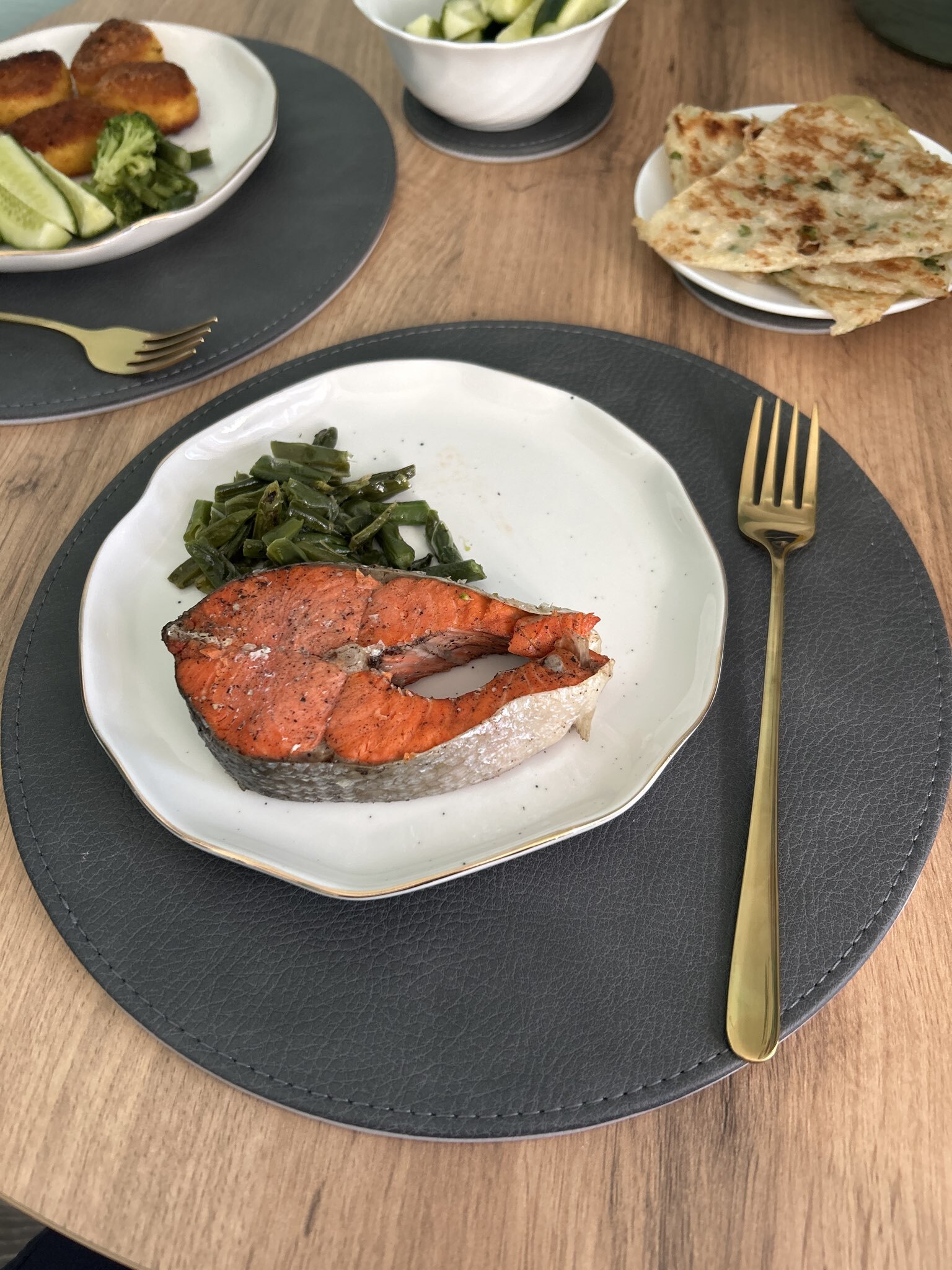 Фотография покупателя товара Набор салфеток Magistro, 4 шт., d=28.5 см, подставки под кружку d=10 см, экокожа, двухсторонние, серые - Фото 1