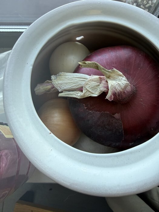 Фотография покупателя товара Банка для хранения лука Кунгурская керамика «Глазурь», 4 л, с отверстиями для вентиляции, белая - Фото 5