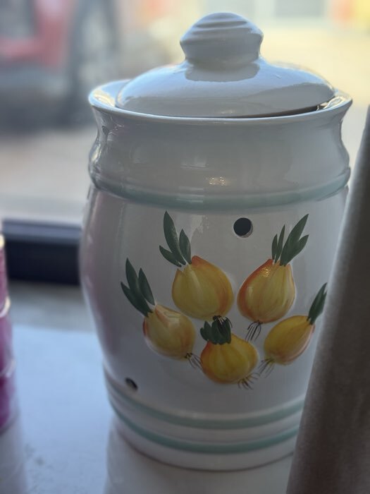 Фотография покупателя товара Банка для хранения лука Кунгурская керамика «Глазурь», 4 л, с отверстиями для вентиляции, белая - Фото 6