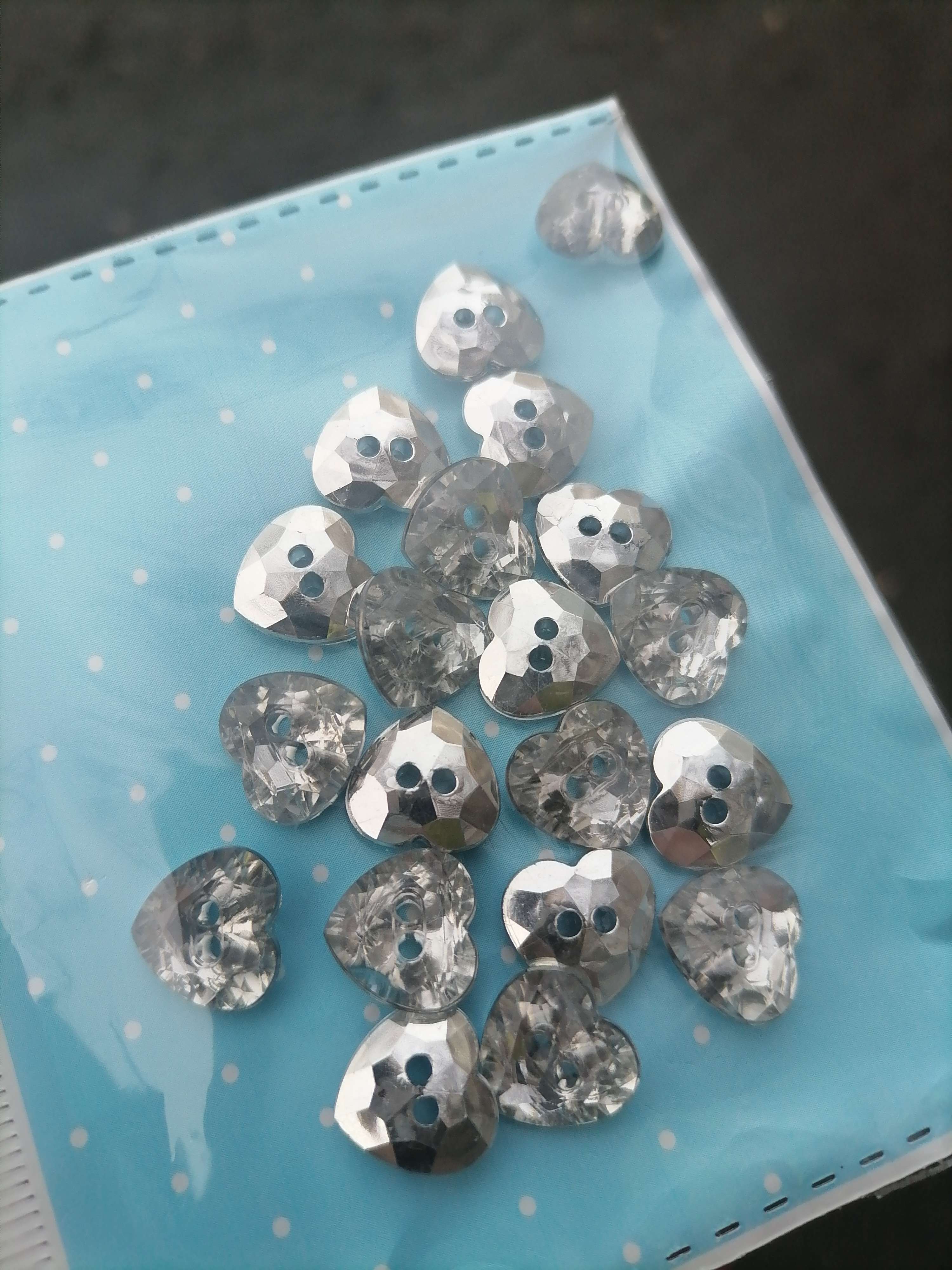 Фотография покупателя товара Пуговицы пластик для творчества кристалл "Сердечко" набор 20 шт 1х1,2 см