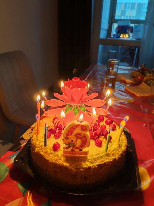 Фотография покупателя товара УЦЕНКА Свеча для торта музыкальная «Бутон», крутящаяся, розовая, 14.5 см - Фото 2