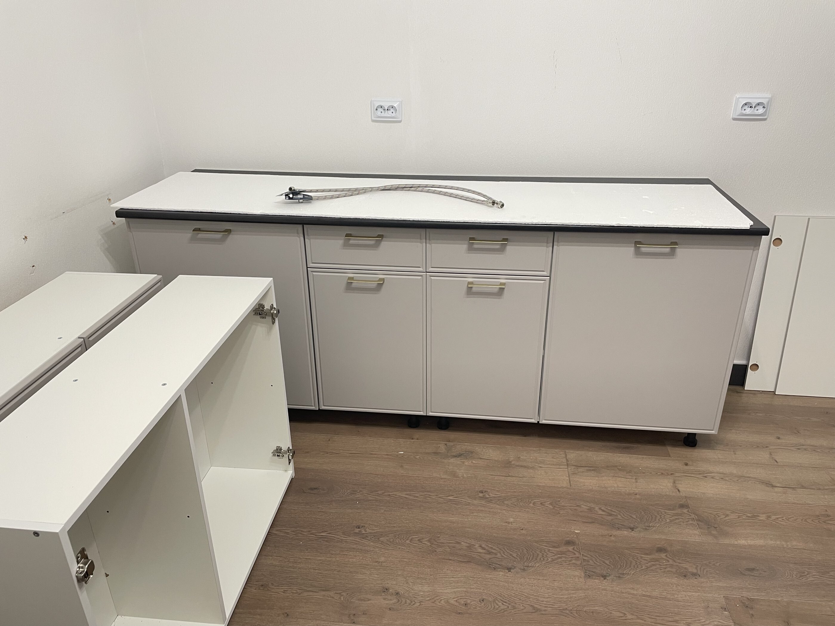 Фотография покупателя товара Кухонный гарнитур «Адель», 2000 мм, цвет белый/нео/мраморный берег - Фото 3