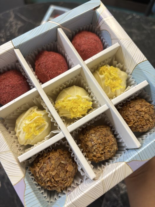 Фотография покупателя товара Коробка для конфет с обечайкой 9 шт. без окна «С 8 марта», 13.7×13.7×3.5 см - Фото 2