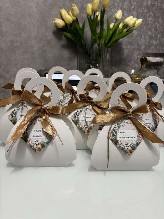 Фотография покупателя товара Подарочная коробка в форме сумочки, складная, с бантом и ручкой, крафт, 6×8×3 см - Фото 2