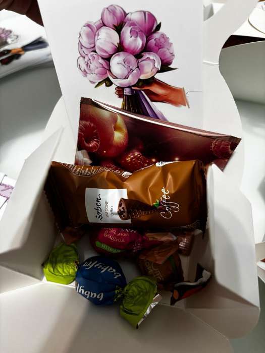 Фотография покупателя товара Подарочная коробка в форме сумочки, складная, с бантом и ручкой, крафт, 6×8×3 см - Фото 1