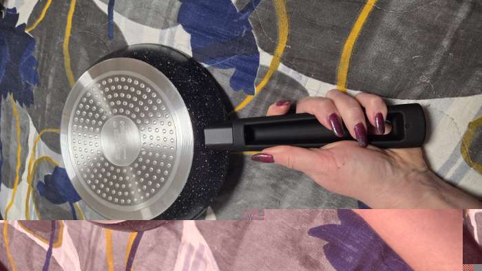 Фотография покупателя товара Сковорода Доляна «Первый дом», d=20 см, h=4 см, антипригарное покрытие, индукция, кованый алюминий, чёрная - Фото 3