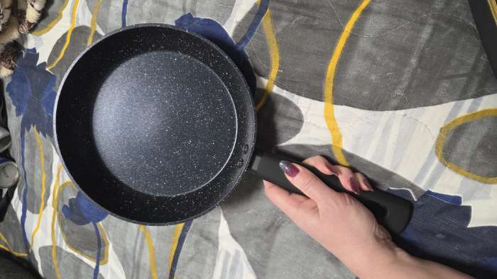 Фотография покупателя товара Сковорода Доляна «Первый дом», d=20 см, h=4 см, антипригарное покрытие, индукция, кованый алюминий, чёрная - Фото 2