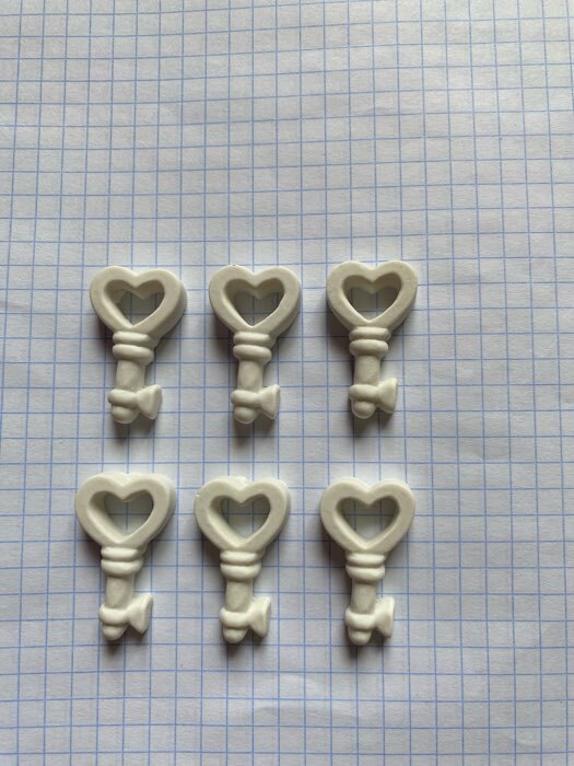 Фотография покупателя товара Декор для творчества полистоун «Ключик с сердечком», белый, набор 6 шт., 2×3 см - Фото 1