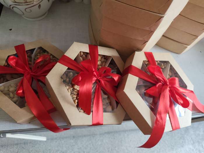 Фотография покупателя товара Коробка - менажница под сухофрукты, с окном, 18.5×18.5×5.5 см - Фото 1