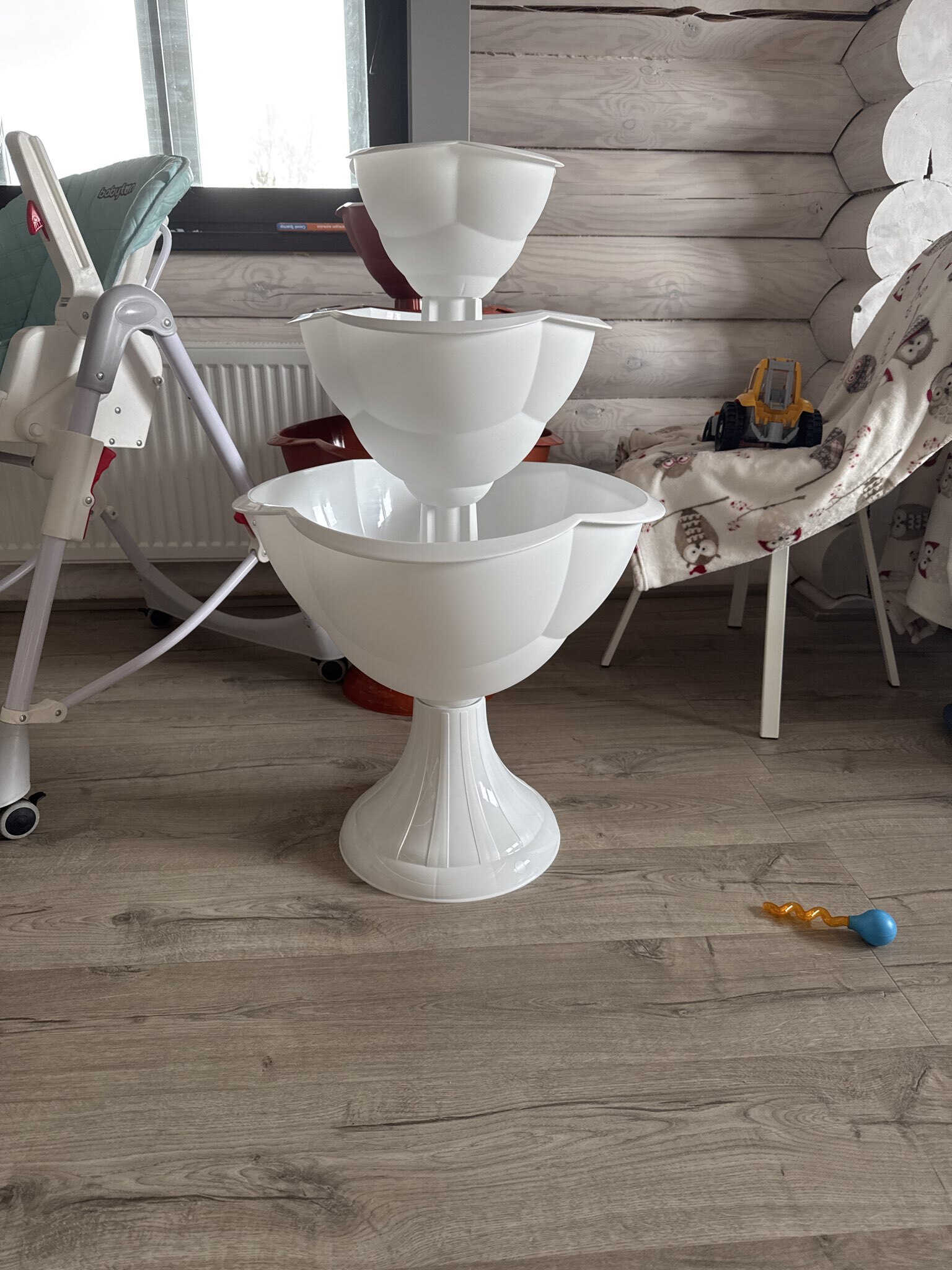 Фотография покупателя товара Клумба пластиковая, 3 яруса, d=27–40–55 см, высота бортика 90 см, белая, «Водопад» - Фото 4