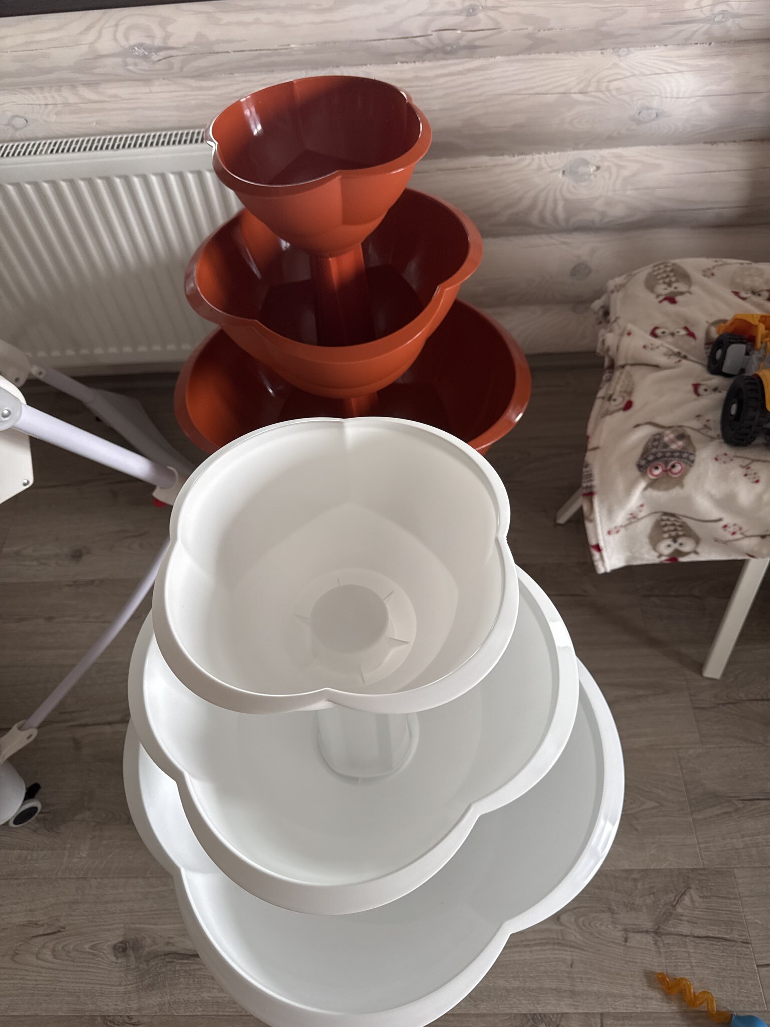 Фотография покупателя товара Клумба пластиковая, 3 яруса, d=27–40–55 см, высота бортика 90 см, белая, «Водопад» - Фото 5