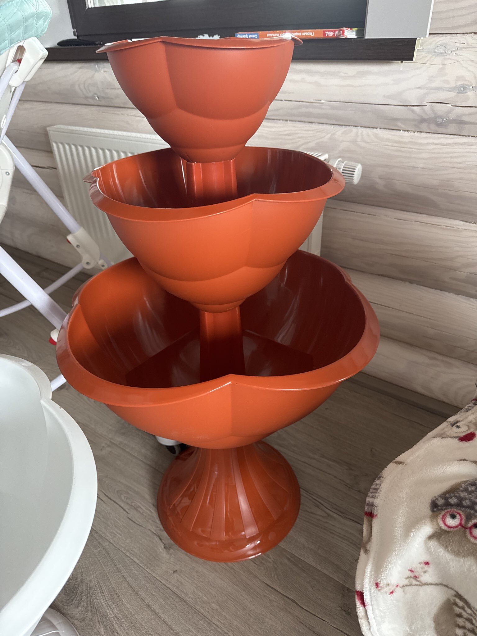 Фотография покупателя товара Клумба пластиковая, 3 яруса, d=27–40–55 см, высота бортика 90 см, белая, «Водопад» - Фото 1