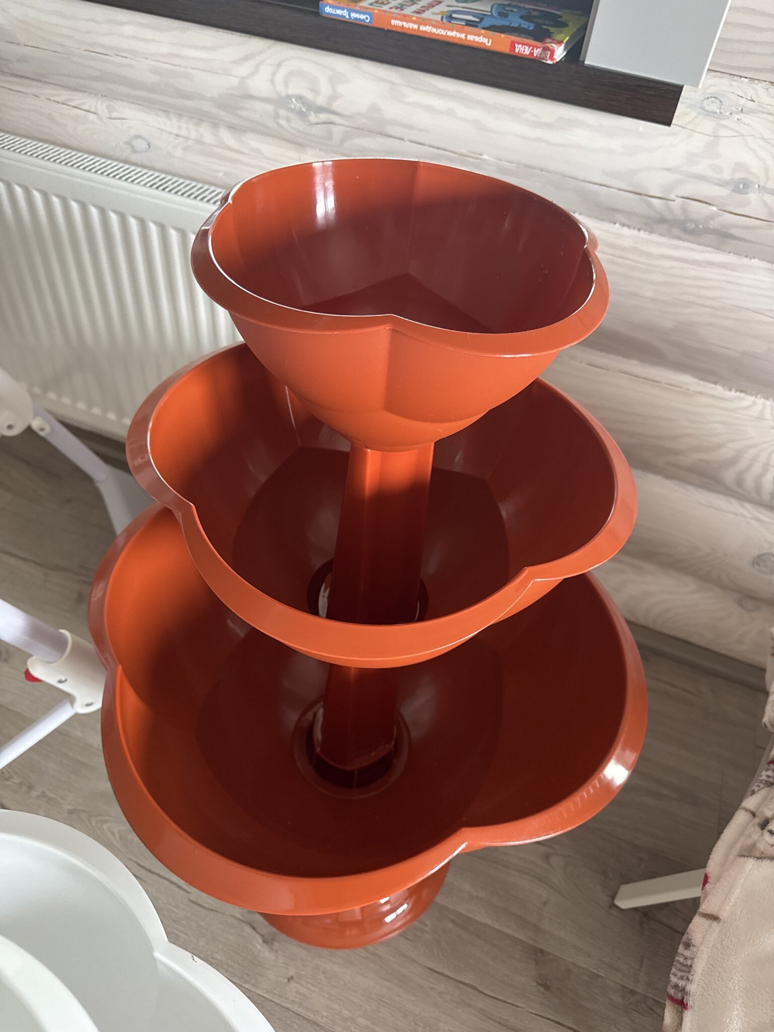 Фотография покупателя товара Клумба пластиковая, 3 яруса, d=27–40–55 см, высота бортика 90 см, белая, «Водопад» - Фото 3