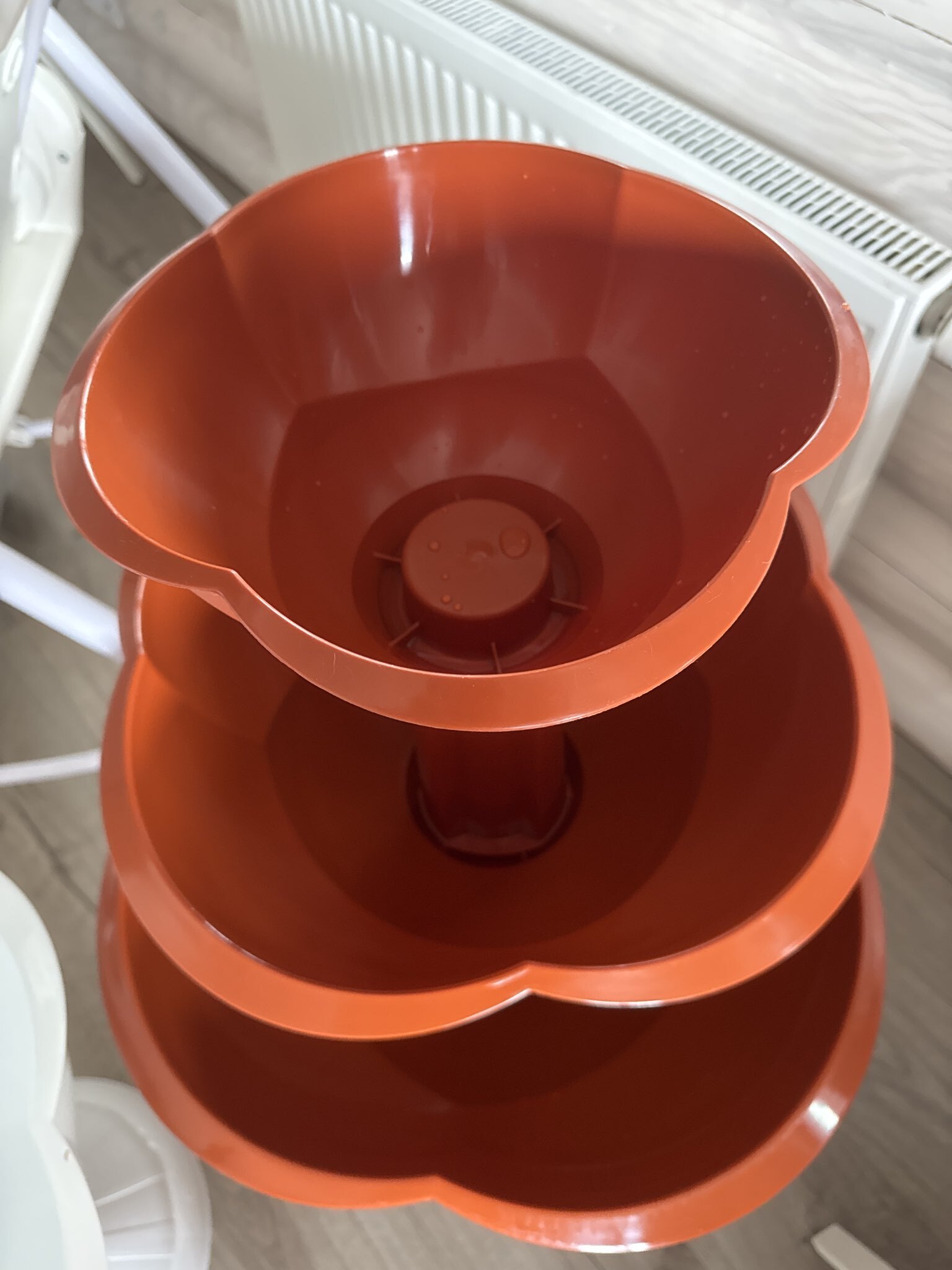 Фотография покупателя товара Клумба пластиковая, 3 яруса, d=27–40–55 см, высота бортика 90 см, белая, «Водопад» - Фото 2