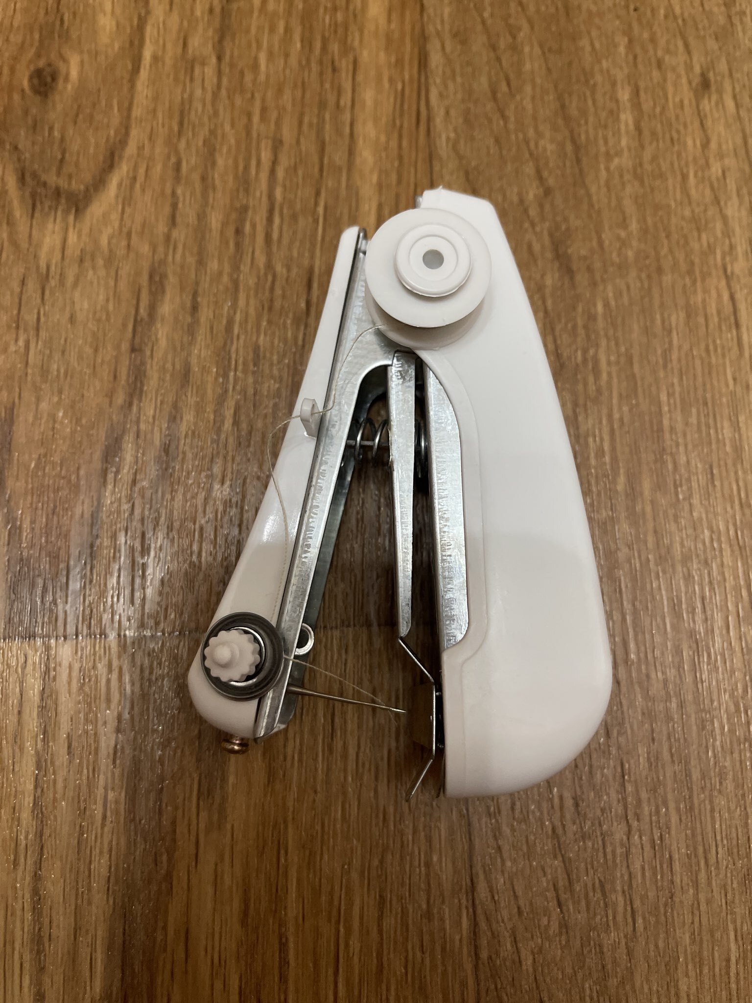 Фотография покупателя товара Швейная машинка LSH-09, механическая, портативная, белая - Фото 7