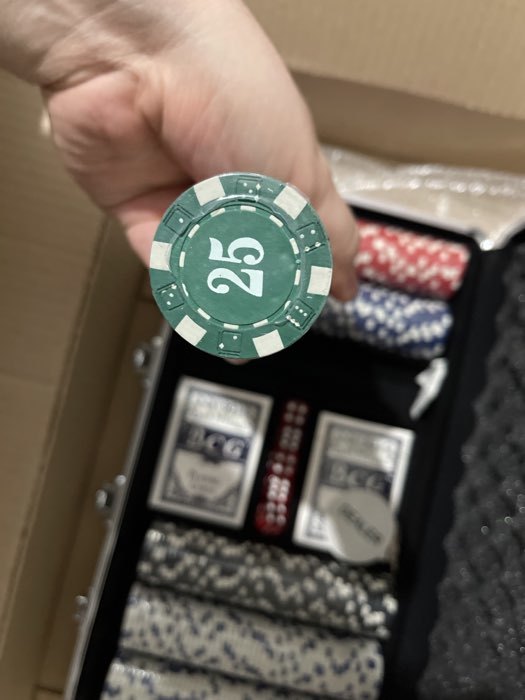 Фотография покупателя товара Покер в металлическом кейсе (2 колоды, фишки 300 шт с/номиналом, 5 кубиков), 21 х 39.5 см - Фото 1