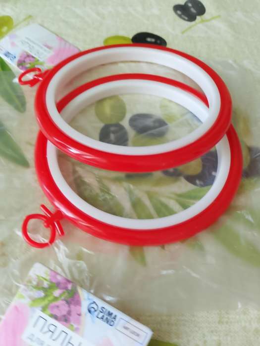 Фотография покупателя товара Пяльцы для вышивания с подвесом, пластиковая, d=9/11.5 см, МИКС - Фото 1