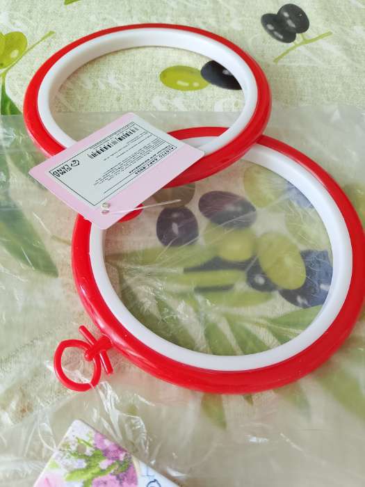 Фотография покупателя товара Пяльцы для вышивания с подвесом, пластиковая, d=9/11.5 см, МИКС - Фото 2