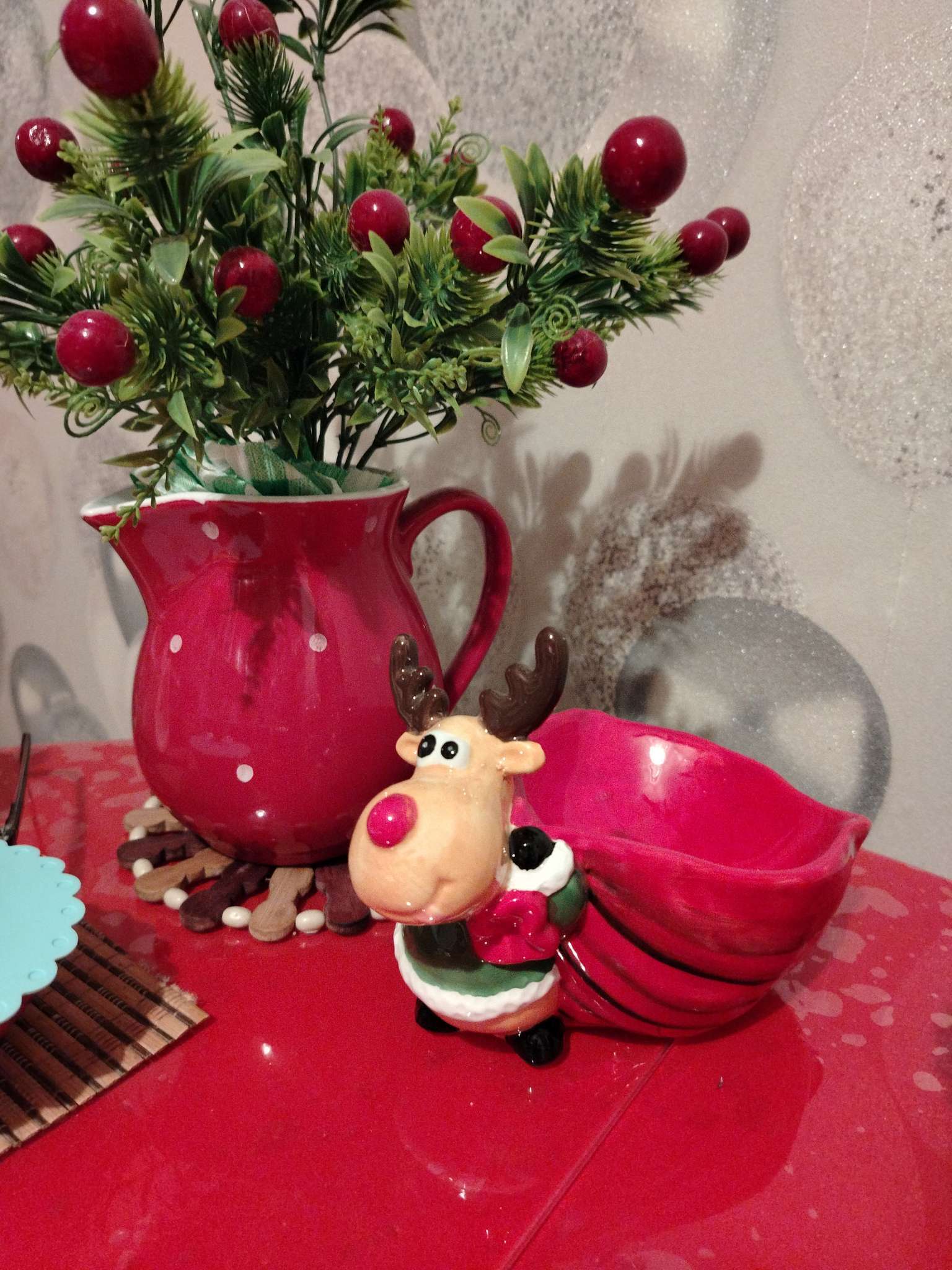 Фотография покупателя товара Фигурка - подставка для мелочей керамика «Лось в зелёной шубе с большим красным мешком», 12.5×19.1×13.1 см - Фото 1