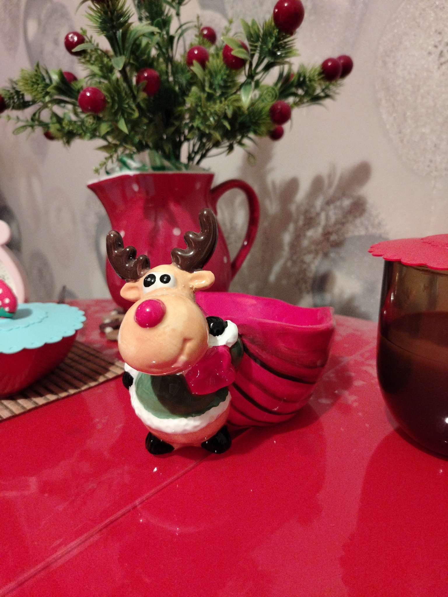 Фотография покупателя товара Фигурка - подставка для мелочей керамика «Лось в зелёной шубе с большим красным мешком», 12.5×19.1×13.1 см - Фото 3