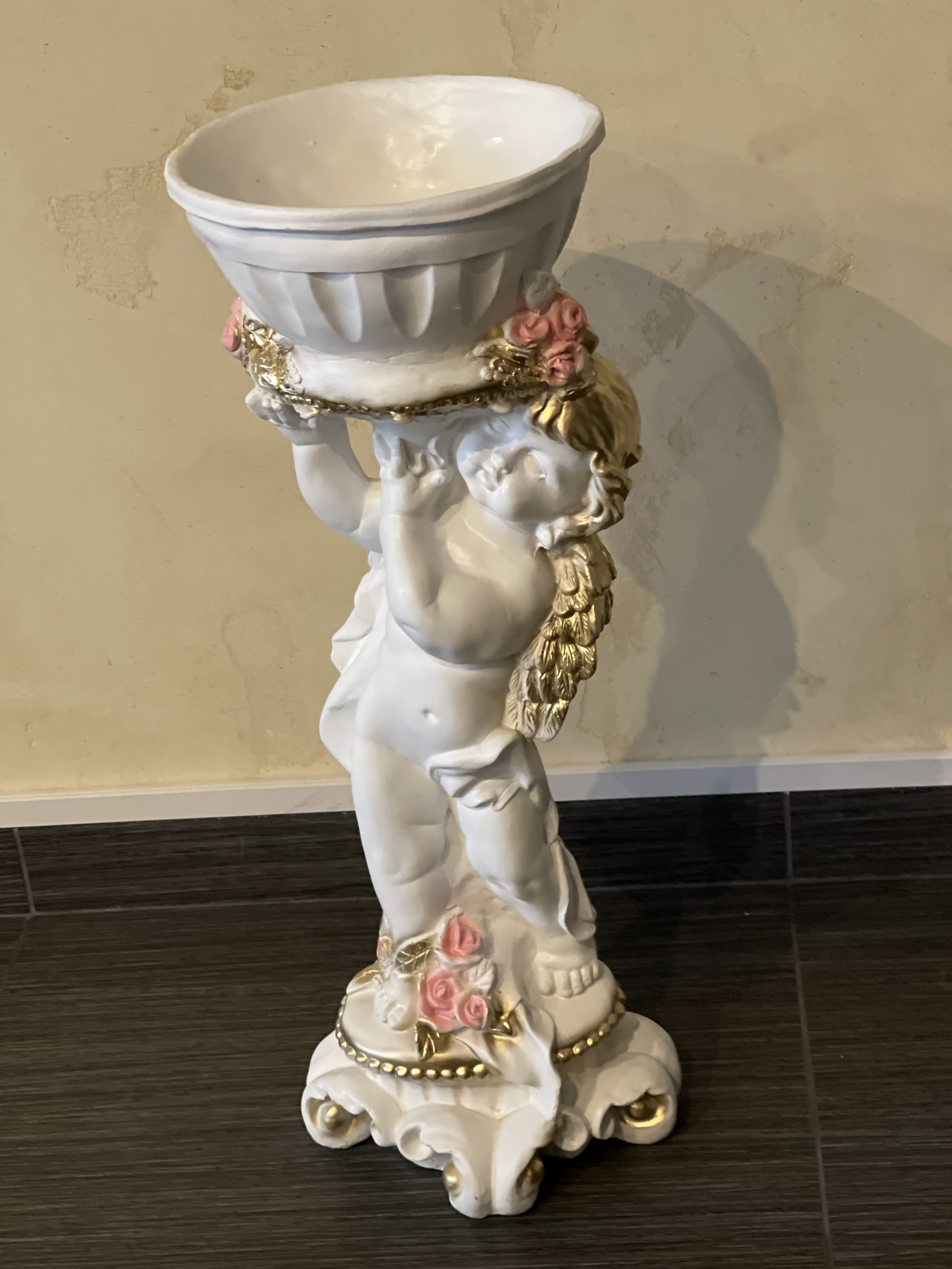 Фотография покупателя товара Фигурное кашпо "Ангел с розами", бело-золотой, 1,8 л/ 24х27х70см - Фото 1
