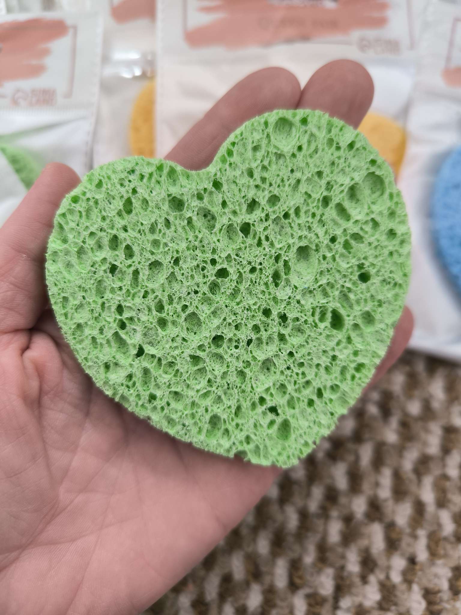 Фотография покупателя товара Спонж для умывания «Сердце», 8.5×7.5 см, МИКС - Фото 2