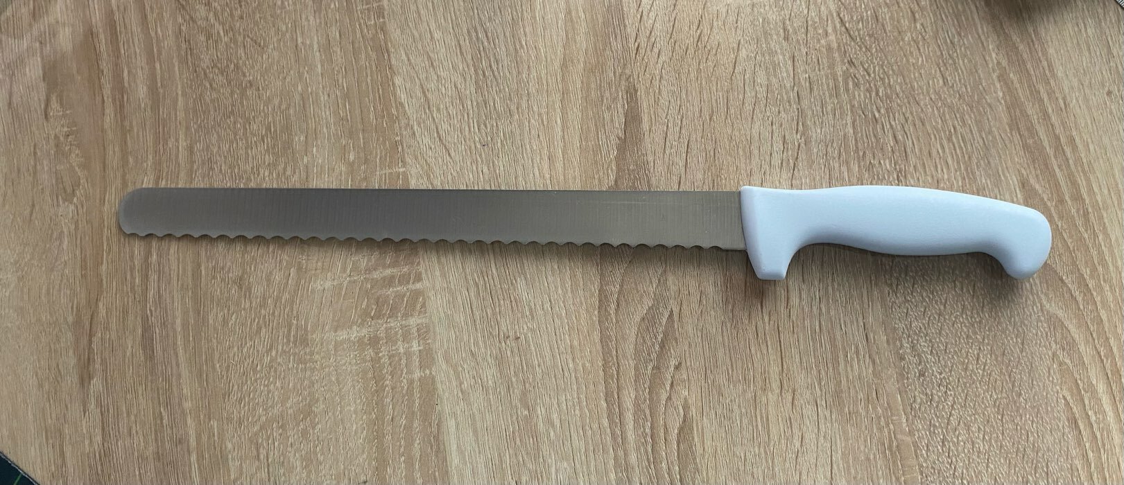 Фотография покупателя товара Нож для бисквита, крупные зубчики, ручка пластик, рабочая поверхность 30 см, толщина лезвия 1,8 мм - Фото 2