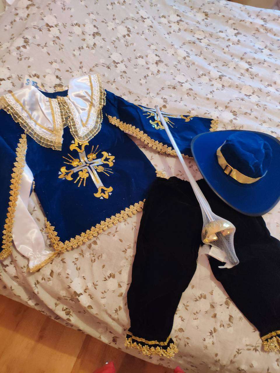 Фотография покупателя товара Карнавальный костюм «Мушкетёр», бархат, размер 26, рост 104 см, цвет синий - Фото 3
