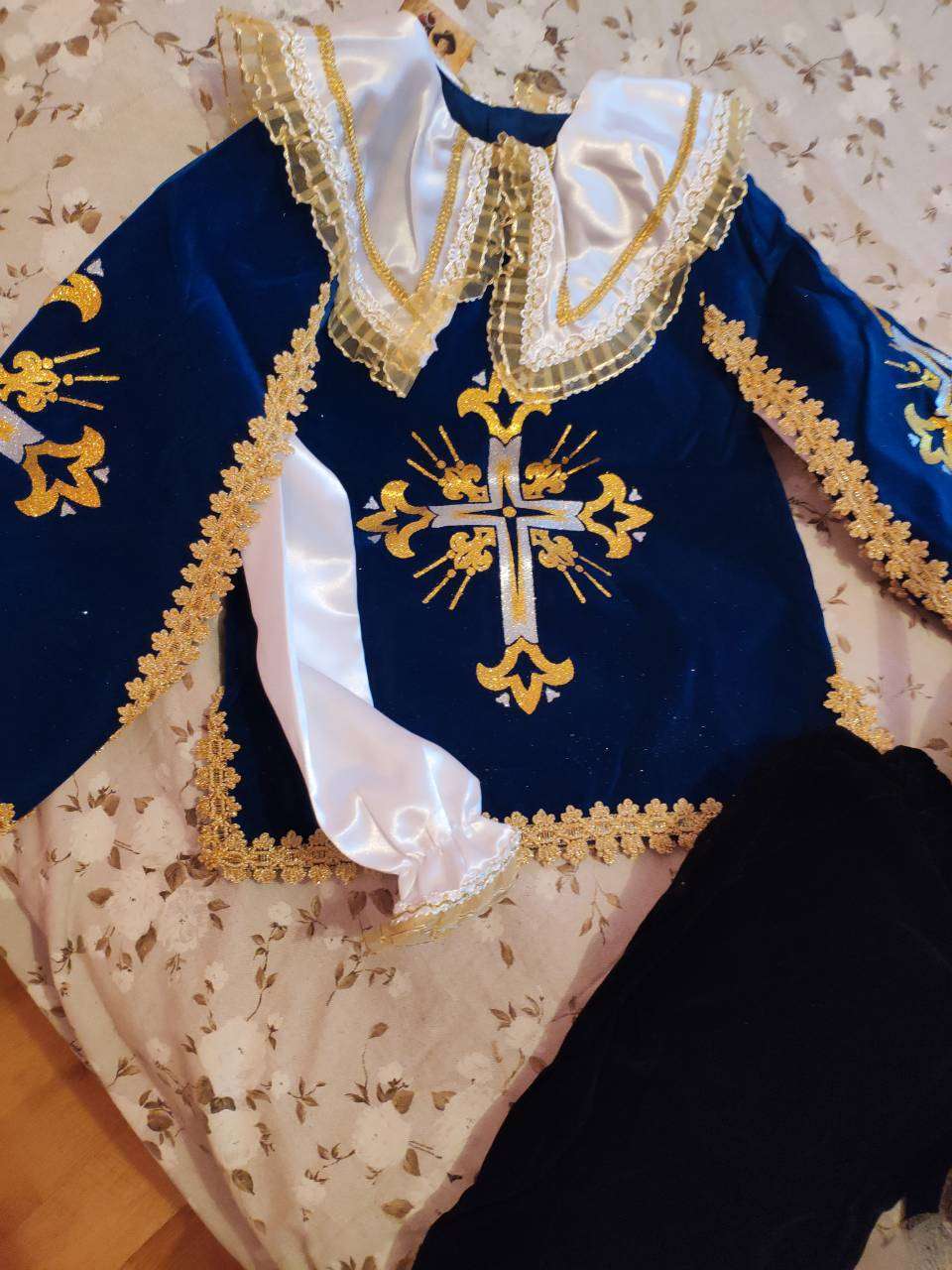 Фотография покупателя товара Карнавальный костюм «Мушкетёр», бархат, размер 32, рост 122 см, цвет синий - Фото 4