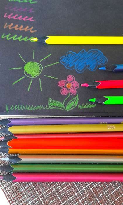 Фотография покупателя товара Карандаши 12 цветов для рисования на черной бумаге, deVENTE Cosmo. Trio (4 неоновый + 8 металлик), 3М, диаметр грифеля 3 мм, трёхгранные, в картонной коробке - Фото 5