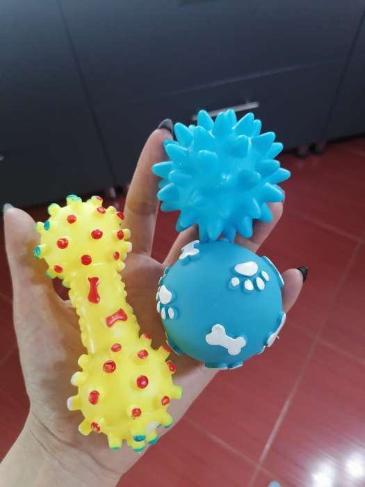 Фотография покупателя товара Игрушка пищащая "Мяч с шипами" для собак, 6,5 см, голубая - Фото 2