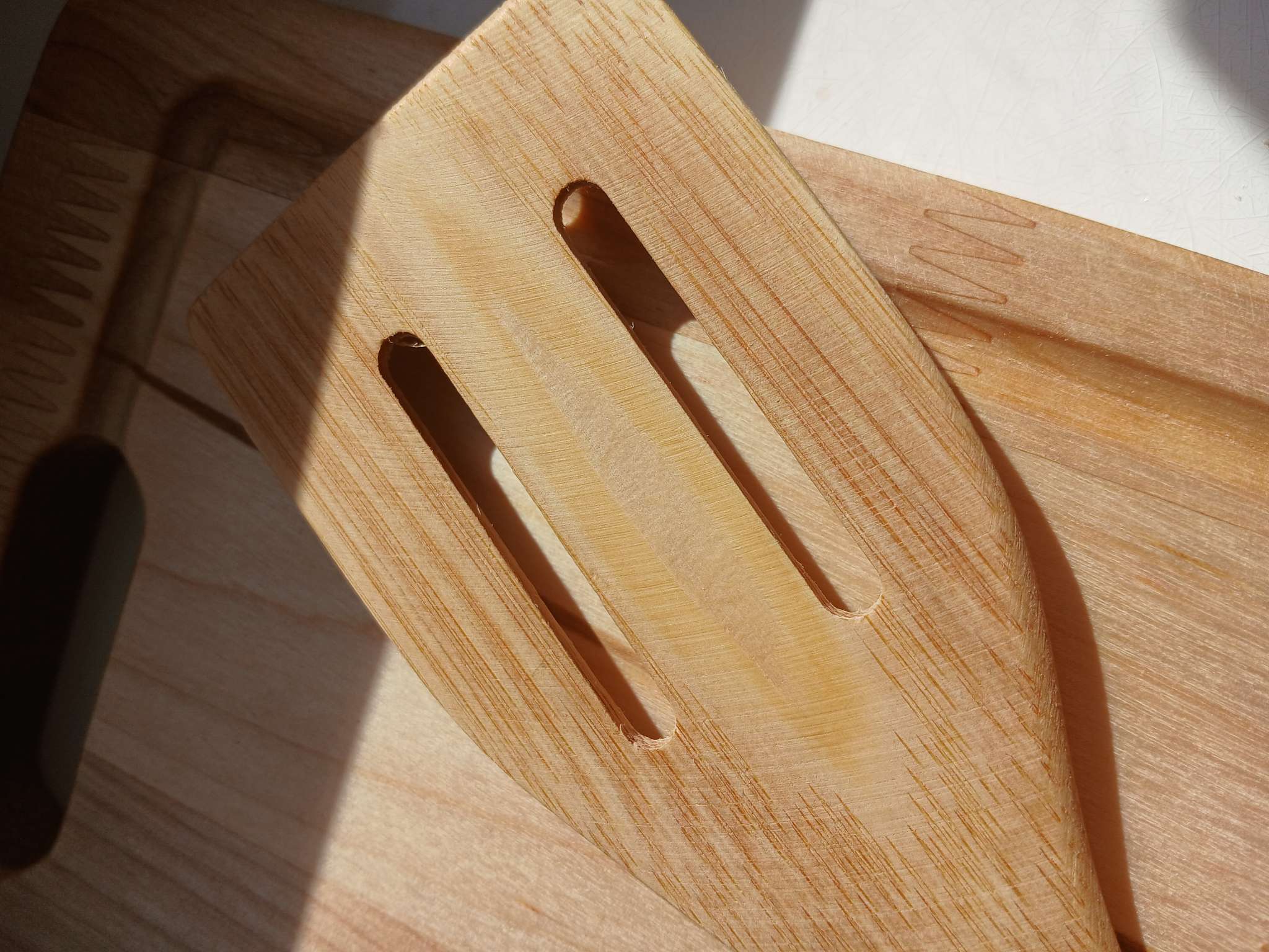 Фотография покупателя товара Подарочный набор деревянной посуды Adelica, доска разделочная, 2 лопатки, 29×18×1.8 см, масло в подарок 100 мл, берёза - Фото 1