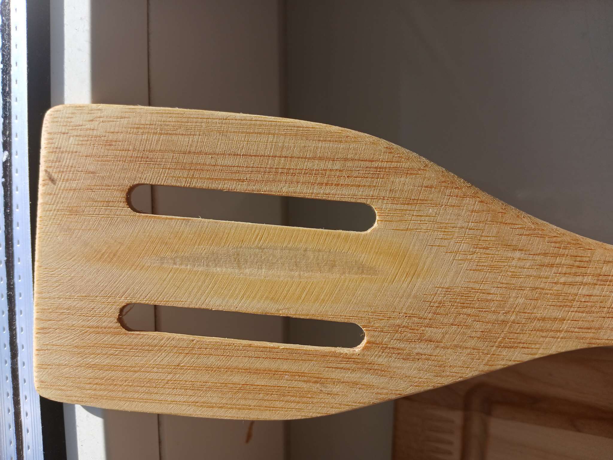 Фотография покупателя товара Подарочный набор деревянной посуды Adelica, доска разделочная, 2 лопатки, 29×18×1.8 см, масло в подарок 100 мл, берёза - Фото 3