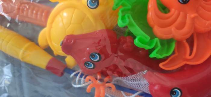 Фотография покупателя товара Магнитная рыбалка для детей «Морские жители», 10 предметов: 1 удочка, 1 сачок, 8 игрушек, цвета МИКС - Фото 20