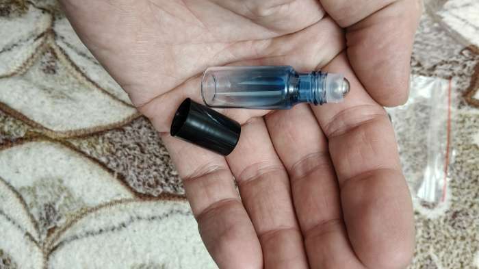 Фотография покупателя товара Флакон для парфюма «Уникальность», с металлическим роликом, 5 мл, цвет МИКС - Фото 2