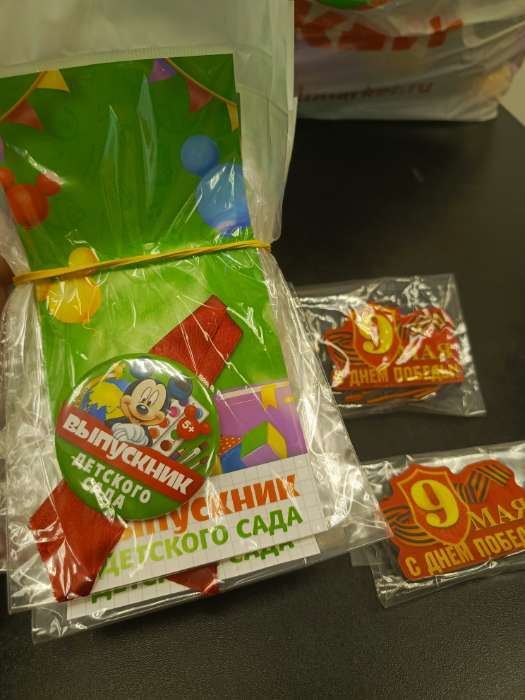 Фотография покупателя товара Значок на выпускной «Выпускник детского сада» 5.6 см, с лентой, Микки Маус - Фото 1