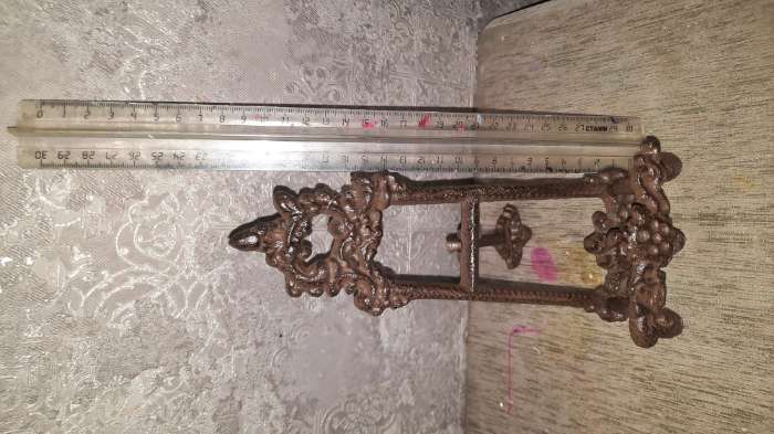 Фотография покупателя товара Фигурка - подставка для книг «Мольберт с узорами», чугун, 23.5×10×4 см - Фото 1