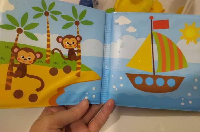 Фотография покупателя товара Книжка - игрушка для ванны «Рисуем пальчиками: морские животные», водная раскраска, Крошка Я - Фото 8