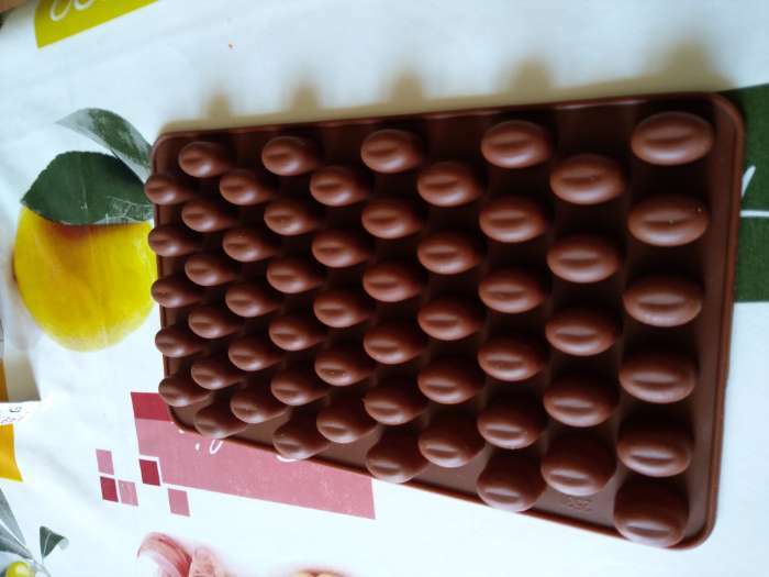 Фотография покупателя товара Форма для мармелада Доляна «Кофейные бобы», силикон, 18×11×0,6 см, 55 ячеек (1,5×1,1 см), цвет коричневый - Фото 2