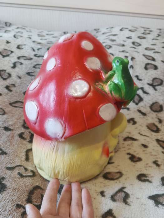 Фотография покупателя товара Садовая фигура из гипса «Лягушка на мухоморе», 26×21×16 см - Фото 5