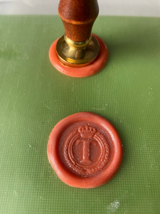 Фотография покупателя товара Печать для сургуча с деревянной ручкой "Корона с буквой T" 9х2,5х2,5 см - Фото 2