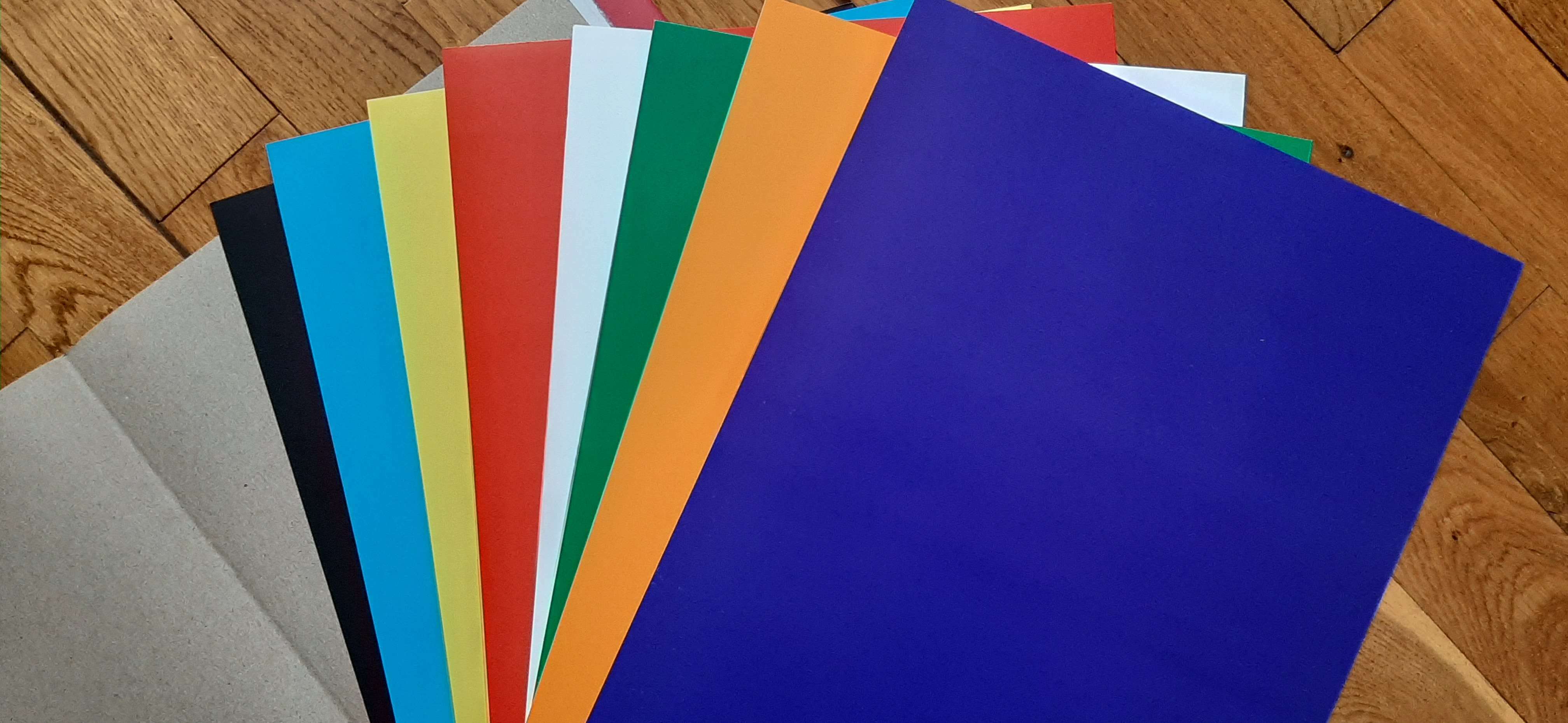 Фотография покупателя товара Картон цветной А3, 8 листов, 8 цветов "Друзья", мелованный, 240 г/м2, в папке