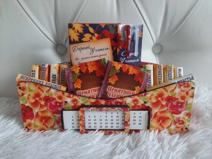 Фотография покупателя товара Органайзер для канцелярских предметов "Фиалка", с вечным календарём