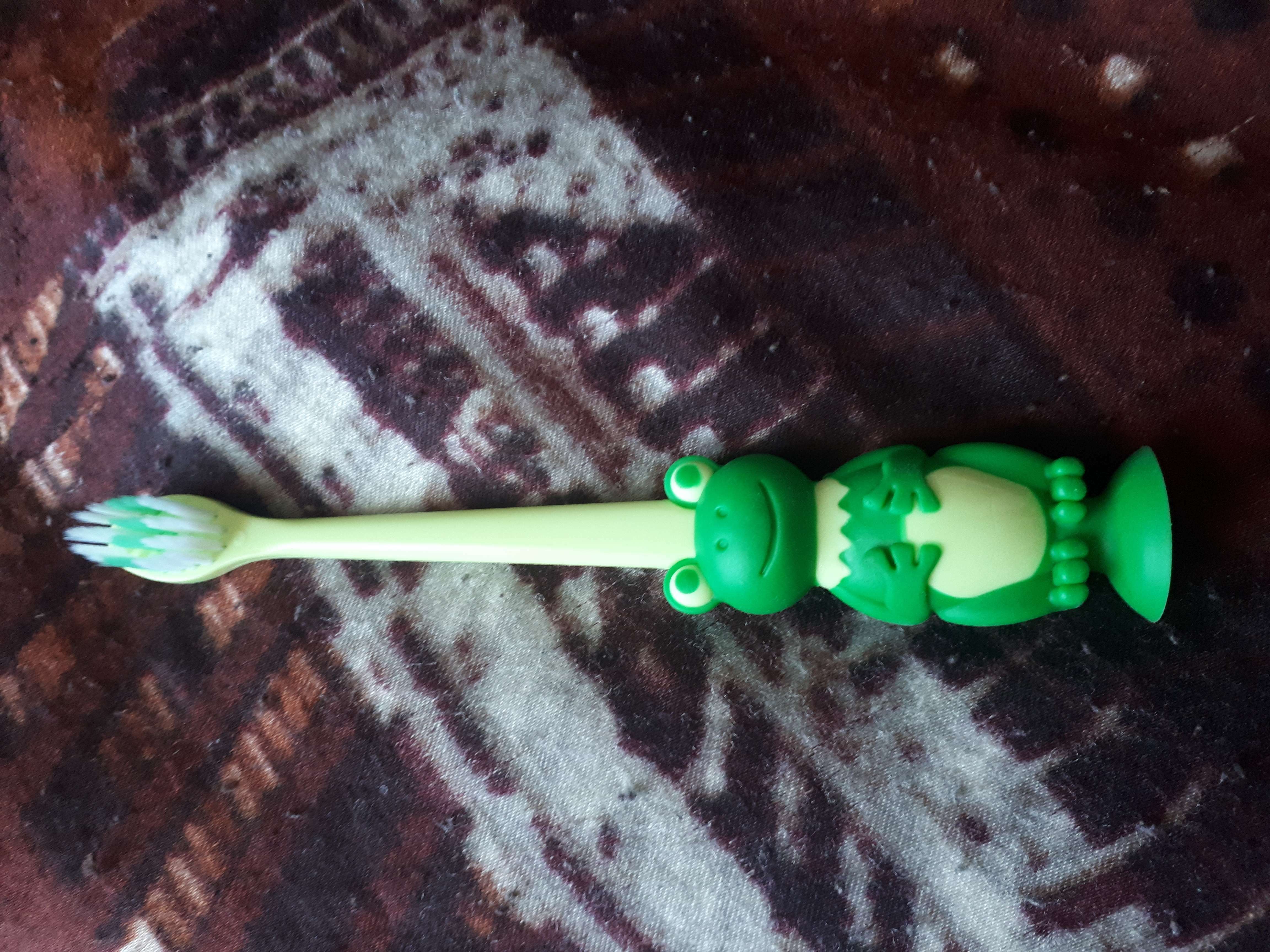 Фотография покупателя товара Зубная щётка мод Детская Лягушонок, двухкомпонентная ручка, щетина мягкая, с присоской - Фото 1